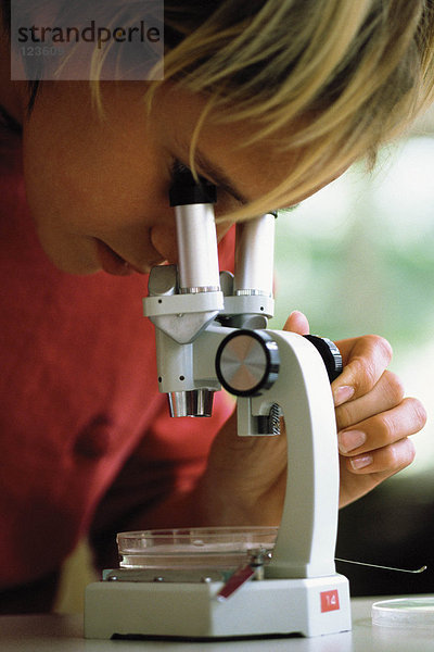 Mädchen mit Mikroskop