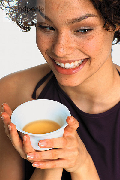 Junge Frau trinkt Tee