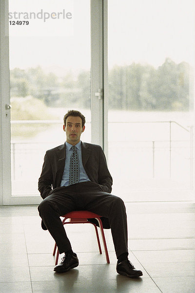 Geschäftsmann auf Stuhl sitzend