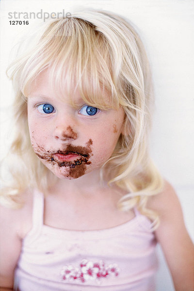 Mädchen mit Schokolade im Gesicht