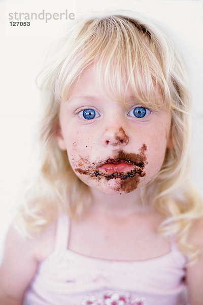 Mädchen mit Schokolade im Gesicht