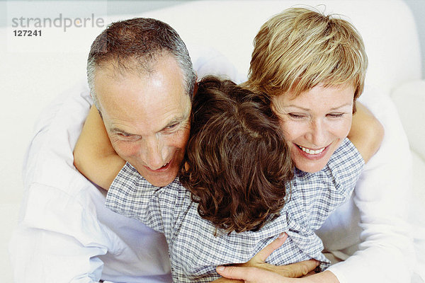 Junge umarmende Großeltern