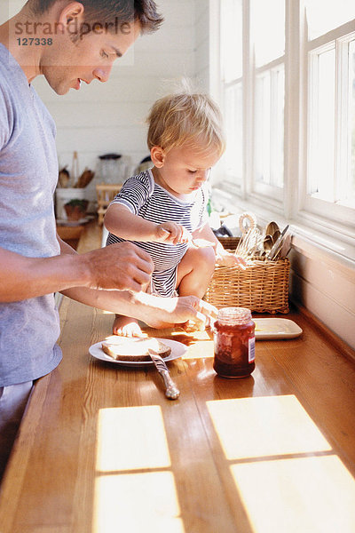 Vater und Kind beim Frühstücken