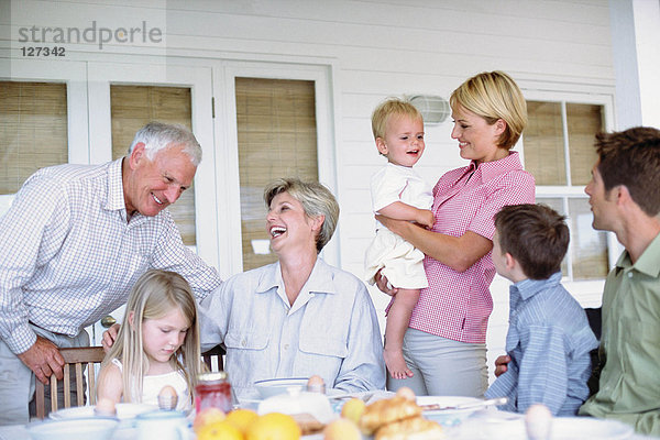Drei Generationen einer Familie beim gemeinsamen Essen