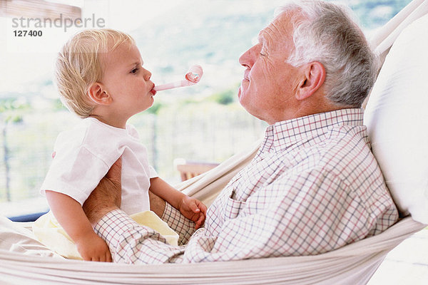 Opa mit Enkel in der Hängematte