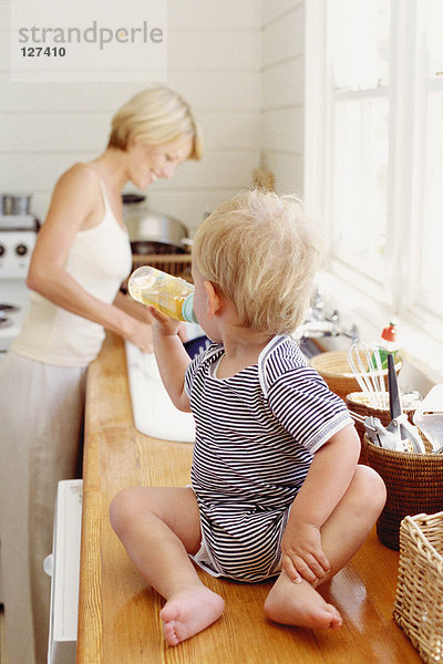 Mutter und Kind in der Küche