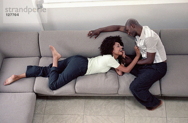Paar auf Couch
