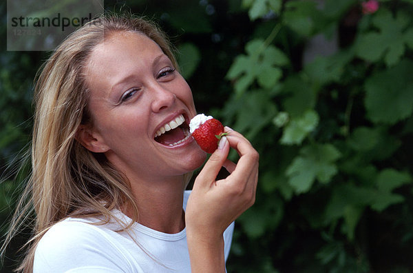 Mädchen essen Erdbeere