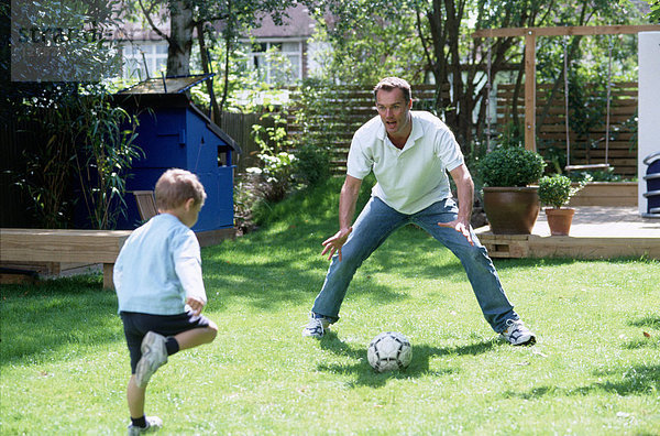 Vater und Sohn spielen Fußball