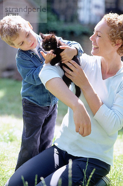 Mutter und Sohn mit Katze