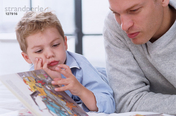 Vater und Sohn beim Lesen