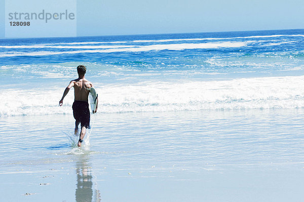 Surfer läuft