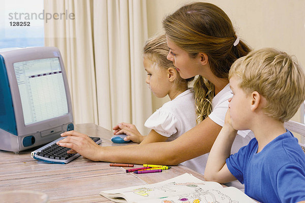 Mutter und Kinder am Computer