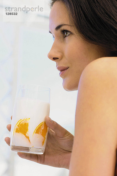 Frau mit Glas Milch