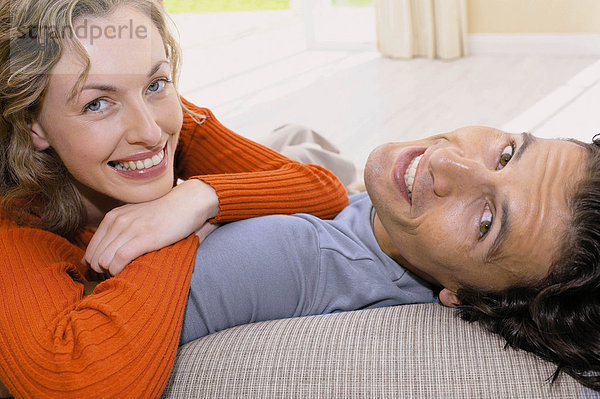 Junges Paar auf dem Sofa liegend