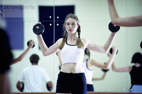 Junge Frau beim Gewichtheben