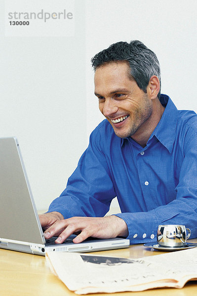 Mann bei der Arbeit am Laptop