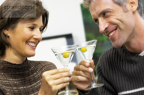 Mann und Frau beim Cocktail