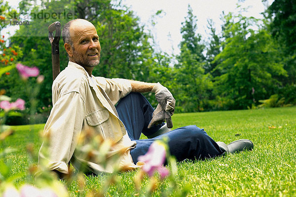 Mann auf Gras sitzend
