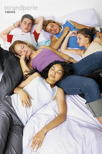 Teenager Jungen und Mädchen schlafen auf einem Bett