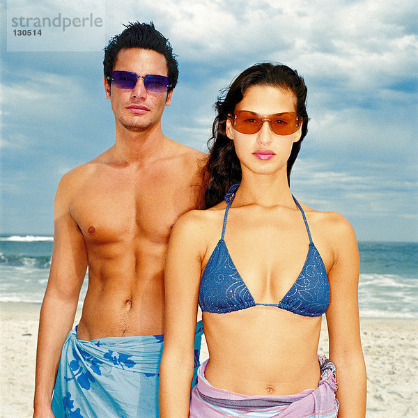 Mann und Frau am Strand