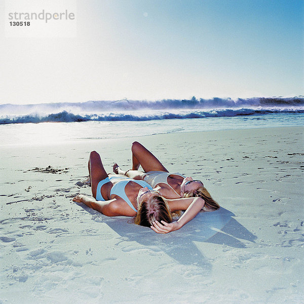Frauen beim Sonnenbaden am Strand