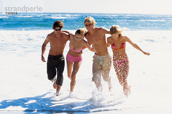 Gruppe von Freunden am Strand