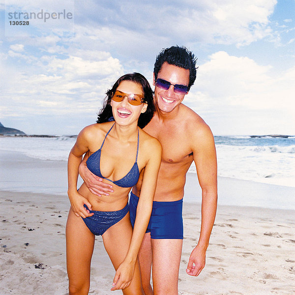 Mann und Frau am Strand