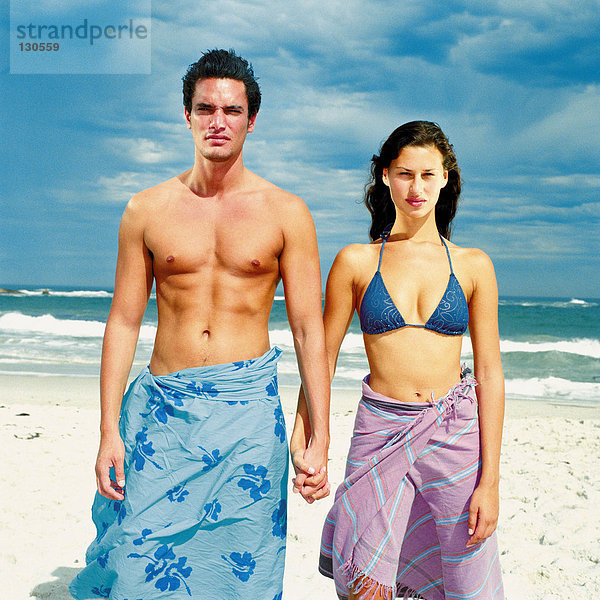 Romantischer Mann und Frau am Strand