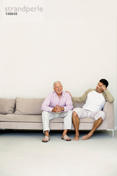 Männer reden auf dem Sofa