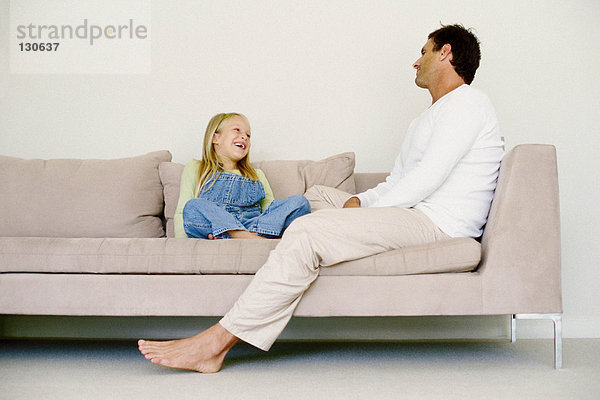 Vater und Tochter auf dem Sofa