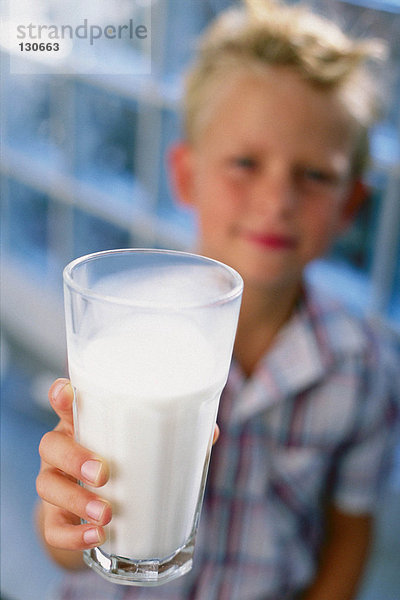 Junge mit Glas Milch