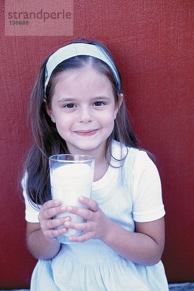 Mädchen trinkt Milch