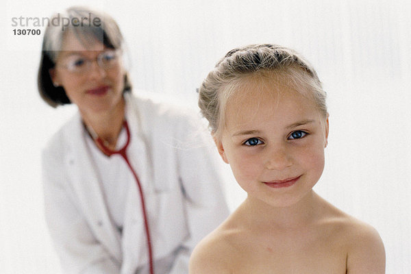 Mädchen wird vom Arzt untersucht
