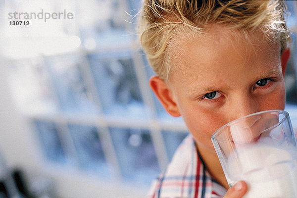 Junge trinkt Milch