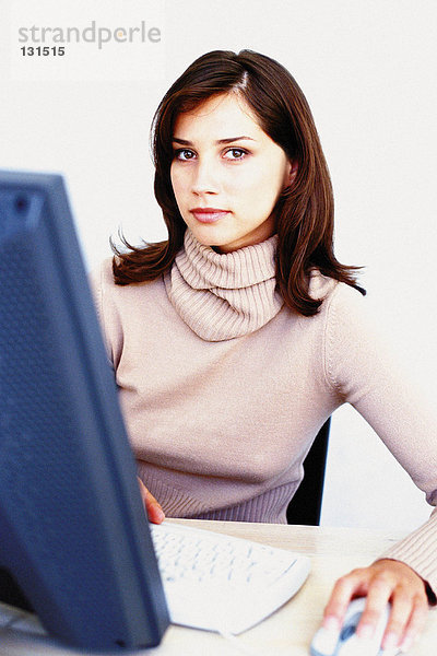 Frau bei der Arbeit am Computer