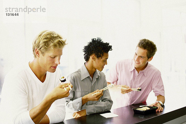 Männer essen in der Sushi-Bar