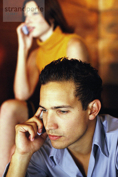 Mann und Frau sprechen auf dem Handy