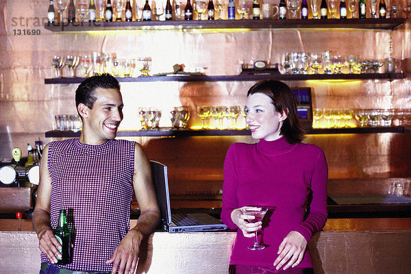 Mann und Frau beim Trinken in der Bar