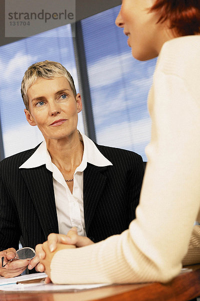 Geschäftsfrauen-Treffen im Büro