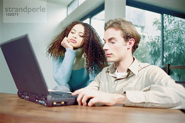 Mann und Frau mit Laptop