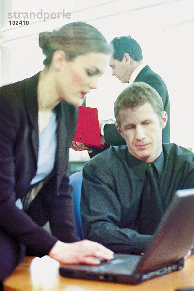 Geschäftsmann und Geschäftsfrau mit Laptop im Büro