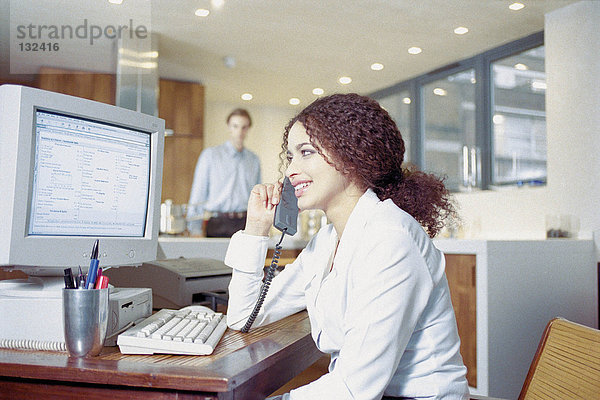 Geschäftsfrau am Telefon im Büro