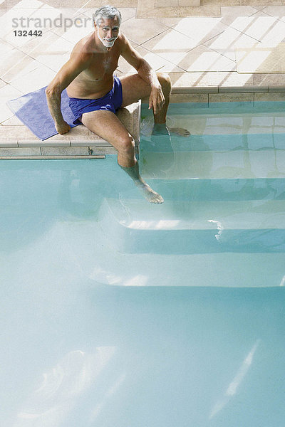 Mann am Rande des Schwimmbades