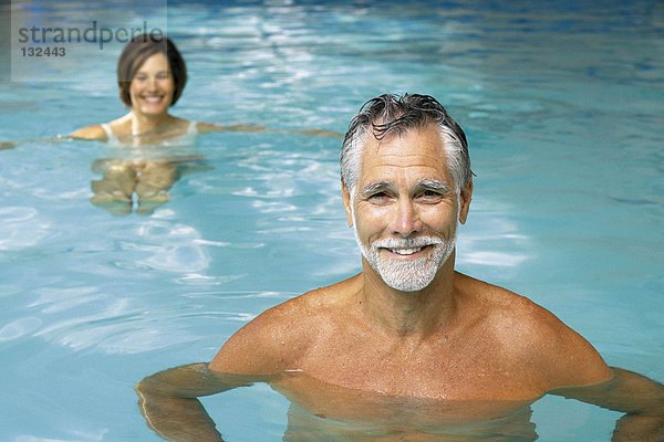 Mann und Frau im Schwimmbad