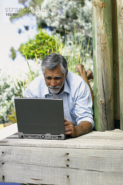 Mann draußen mit Computer