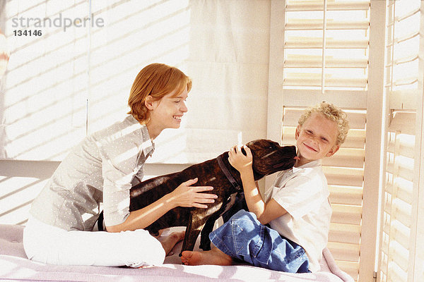 Mutter und Sohn mit Hund