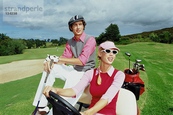 Paar im Golfclub