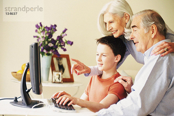 Großeltern und Enkel am Computer
