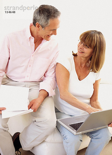 Mann und Frau mit Laptop-Computer